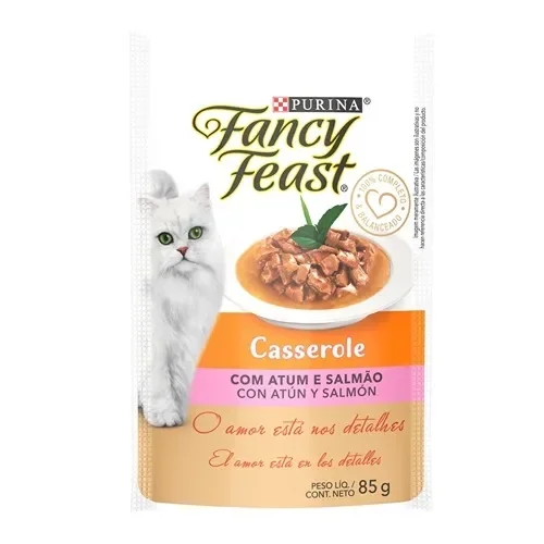 Sachê Fancy Feast Casserole com atum e salmão, com gato branco e alimento em molho.