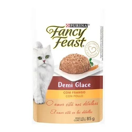 Sachê Fancy Feast Demi Glace com frango, com gato branco e patê de frango ao molho.