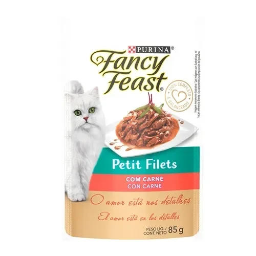 Sachê Fancy Feast Petit Filets com carne, com gato branco e filés de carne ao molho.
