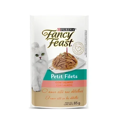 Sachê Fancy Feast Petit Filets com salmão, com gato branco e filés de salmão ao molho.