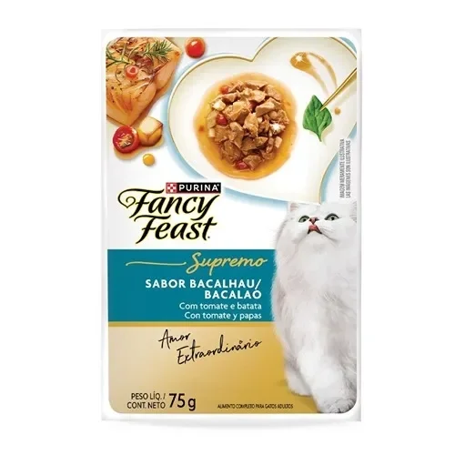 Sachê Fancy Feast Supremo sabor bacalhau com tomate e batata, com gato branco ao lado da embalagem.