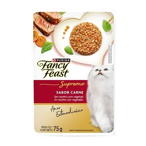 Sachê Fancy Feast Supremo sabor carne com risotto de vegetais, com gato branco ao lado da embalagem.