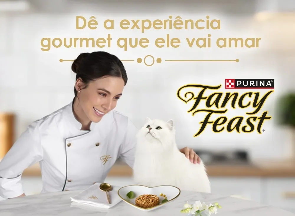 Gato branco ao lado de pratos gourmet da Fancy Feast; mulher serve comida refinada para pet com destaque premium