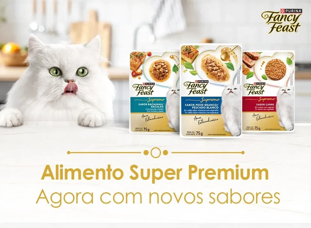 Fancy Feast Supremo: gato branco ao lado da linha de alimentos super premium para gatos.