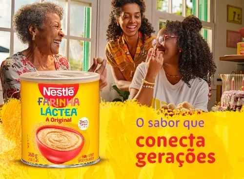 Família reunida sorrindo ao redor da mesa com Farinha Láctea Nestlé e mensagem sobre conexão entre gerações.