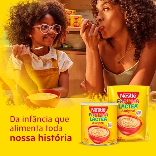 Mãe e filha compartilham Farinha Láctea Nestlé à mesa, destacando tradição, afeto e momentos em família.