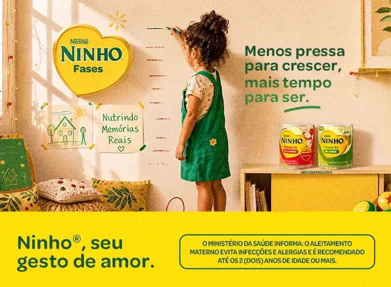 Criança desenha na parede ao lado do logo Ninho Fases e produtos da marca em ambiente acolhedor.	