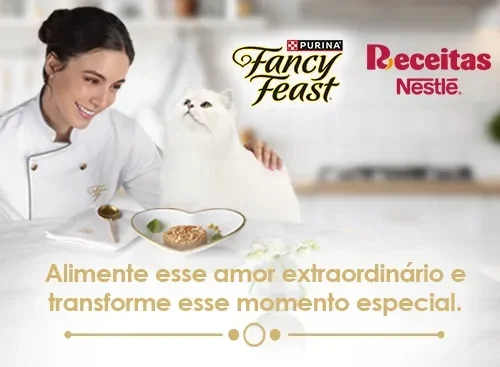 Banner Fancy Feast com gato branco ao lado de pessoa à mesa, prato de ração úmida e texto sobre alimentação.