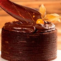 Bolo de chocolate com frutas amarelas