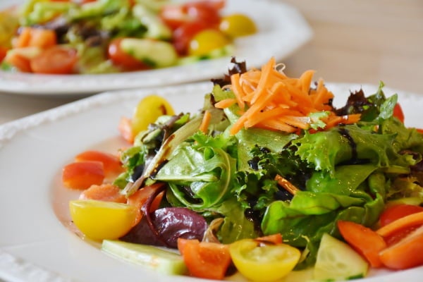 Alimentos que aumentam a imunidade: salada, cenoura, tomate muito mais