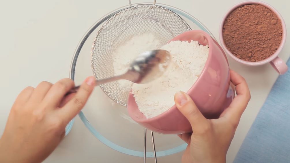 Manual do Bolo Perfeito: farinha na tigela