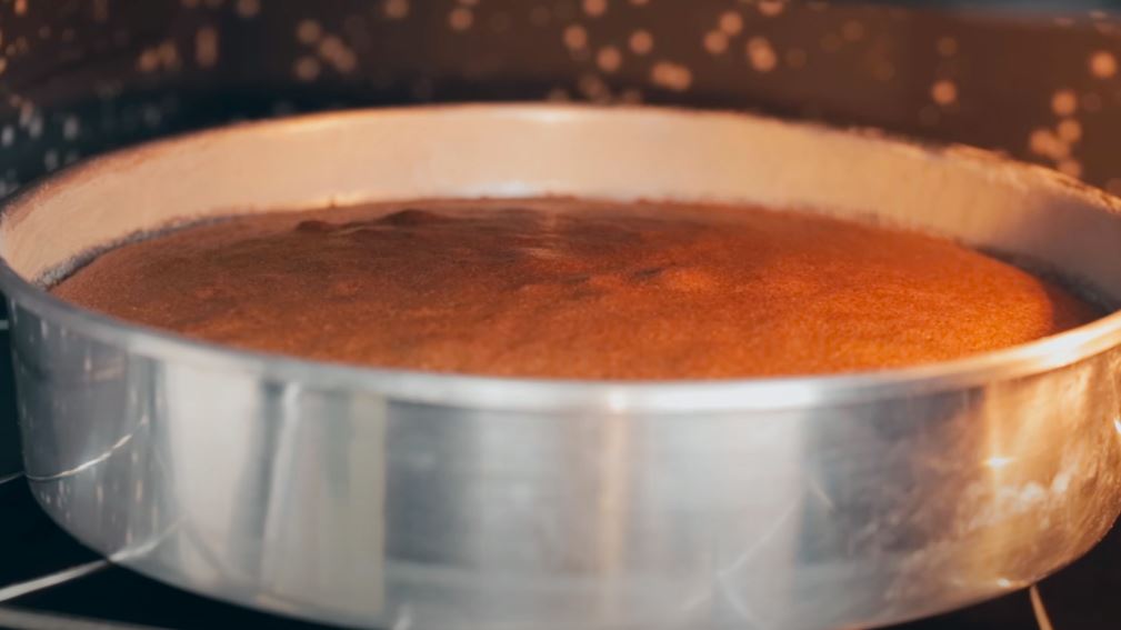 Manual do Bolo Perfeito: bolo na travessa no forno