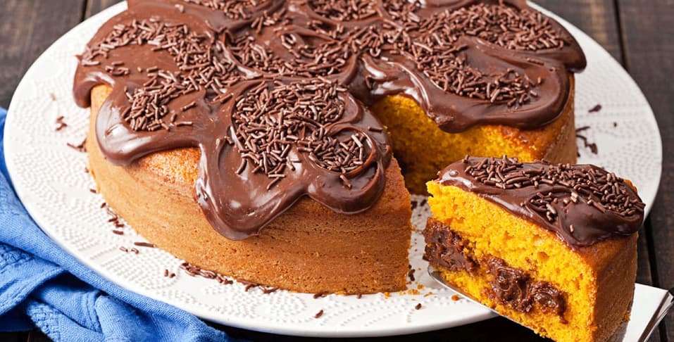 Manual do Bolo Perfeito: Bolo de cenoura com cobertura de chocolate com brigadeiro