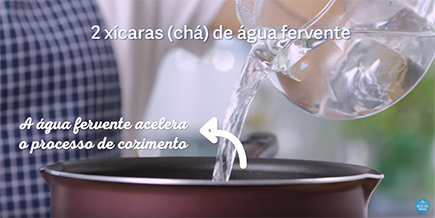 Pessoa despeja água de uma jarra na panela