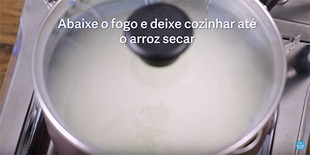 Panela de arroz tampada no fogo