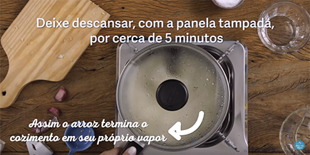 Panela de arroz tampada no fogo